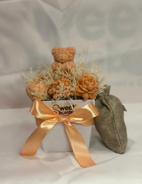 Caixa Ursinho com Flores de Cera e Bombons