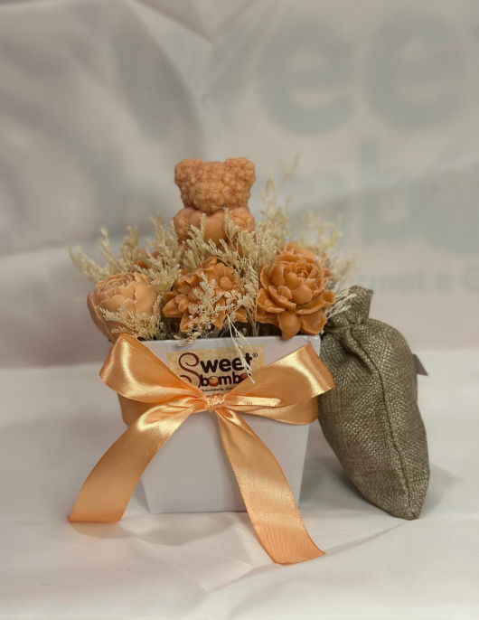 Caixa Ursinho com Flores de Cera e Bombons