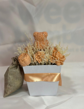 Caixa Ursinho com Flores de Cera e Bombons