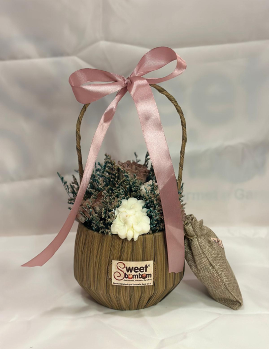 Cesto Decorativo de Laço Rosa com Flores de Cera e Bombons