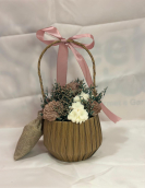 Cesto Decorativo de Laço Rosa com Flores de Cera e Bombons