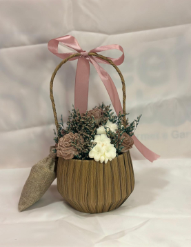 Cesto Decorativo de Laço Rosa com Flores de Cera e Bombons