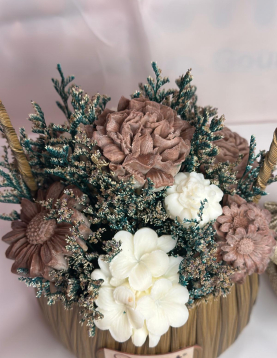 Cesto Decorativo de Laço Rosa com Flores de Cera e Bombons