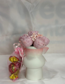 Jarro de Laço Rosa com Flores de Cera e Bombons