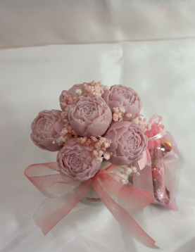 Jarro de Laço Rosa com Flores de Cera e Bombons