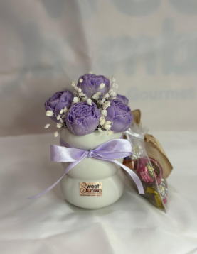 Jarro de Laço Lilás com Flores de Cera e Bombons