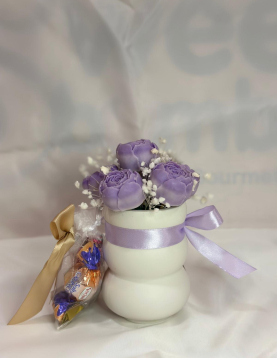 Jarro de Laço Lilás com Flores de Cera e Bombons