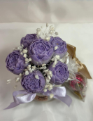 Jarro de Laço Lilás com Flores de Cera e Bombons