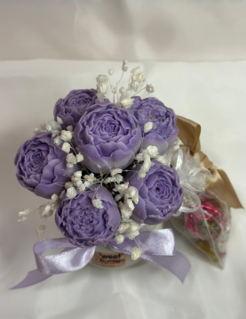 Jarro de Laço Lilás com Flores de Cera e Bombons